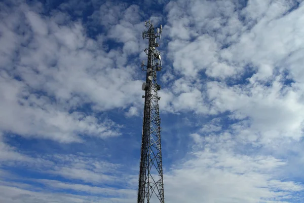 Gran Torre Telecomunicaciones Con Nubes Dramáticas Cielo — Foto de Stock