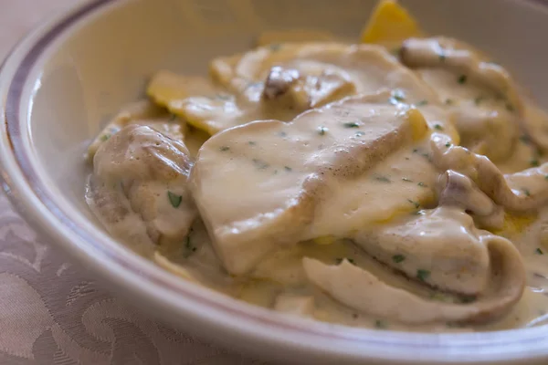 Close Italiaanse Pasta Tortelloni Met Champignons Porcini Room Kruiden — Stockfoto