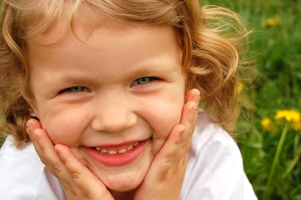 Портрет Маленькой Улыбающейся Красивой Девушки Вьющимися Волосами Голубыми Глазами — стоковое фото