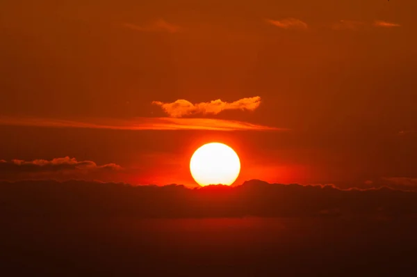 Όμορφο Ηλιοβασίλεμα Μεγάλο Τον Ήλιο Και Σύννεφο — Φωτογραφία Αρχείου