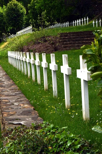 Kreuzlinie Weiß Mit Französischem Soldatenfriedhof — Stockfoto