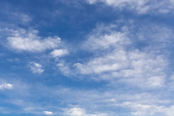 Den Vackra Blå Himlen Med Vita Moln Ljuset Stigande Sol — Stockfoto