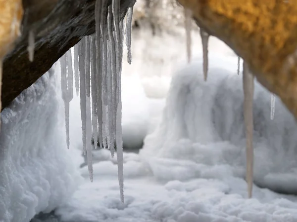 日の出時の氷の石を持つ海岸線 — ストック写真