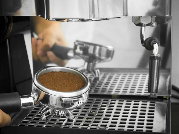 Barista Houden Portafilter Met Gemalen Koffie — Stockfoto