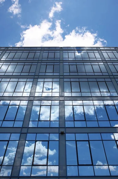 Edificio Vidrio Moderno Perspectiva Que Refleja Cielo Nublado — Foto de Stock