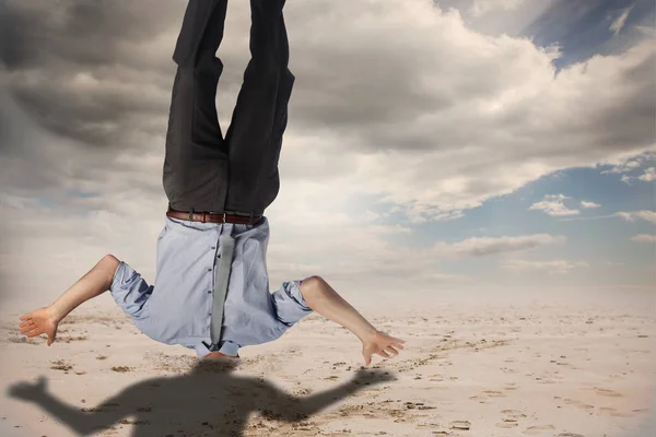 Geschäftsmann Vergräbt Seinen Kopf Vor Wolkenverhangenem Himmel — Stockfoto