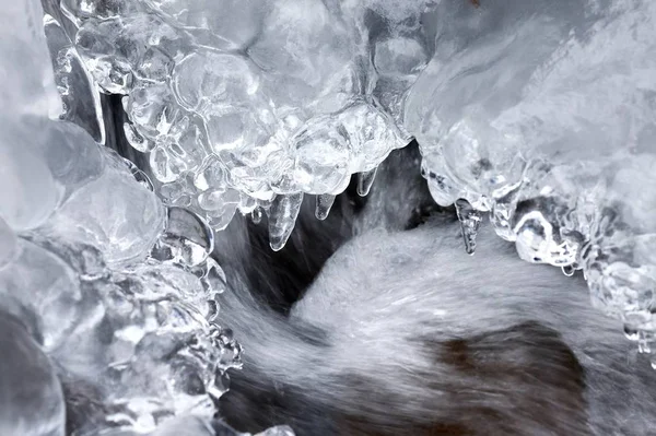 นหล าแข งของล าธารเล ในฤด หนาว — ภาพถ่ายสต็อก