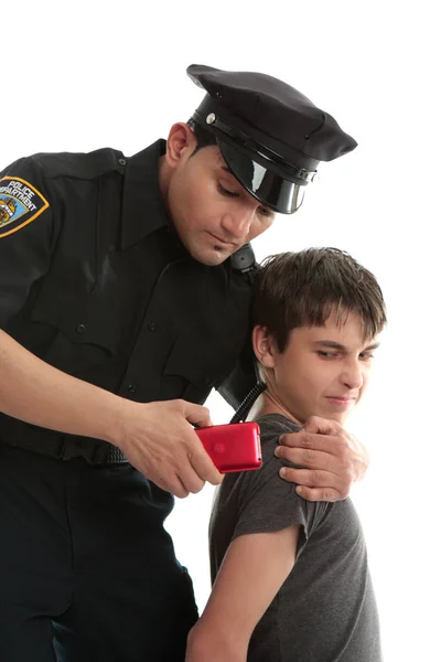 Полицейский Малолетним Преступником Укравшим Электронное Устройство Пункт — стоковое фото