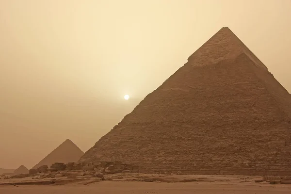 Πυραμίδα Του Χεφρήνου Μια Θύελλα Άμμου Κάιρο Αίγυπτος — Φωτογραφία Αρχείου