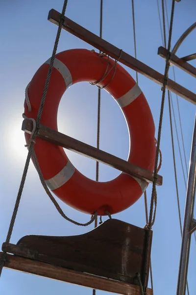 Mast Van Zeilboot Zonder Zeilen Een Blauwe Hemel — Stockfoto