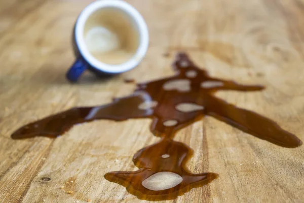 Taza Café Expreso Derramado Una Mesa Madera — Foto de Stock