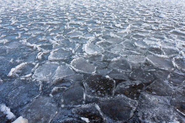 凍結湖の自然背景パターンテクスチャの水面に浮かぶ氷の流れが抽象 — ストック写真