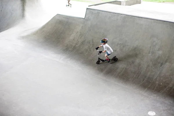 Потужний Смішні Молоді Хлопці Готують Skate Park Стокгольм Швеція Дозвілля — стокове фото