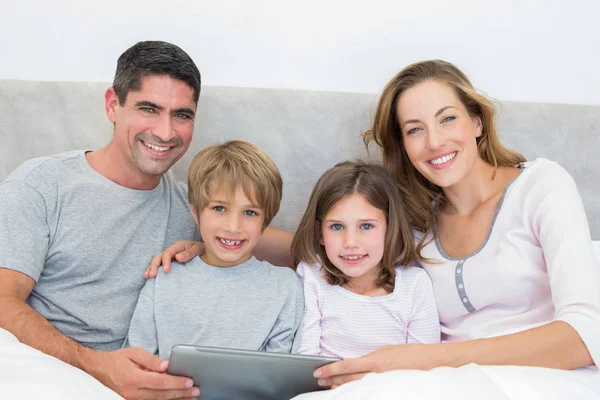 Ritratto Famiglia Sorridente Con Tablet Digitale Letto — Foto Stock