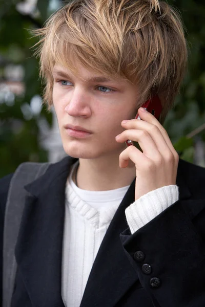 Мальчик Подросток Мобильного Телефона Городском Парке Крупным Планом — стоковое фото