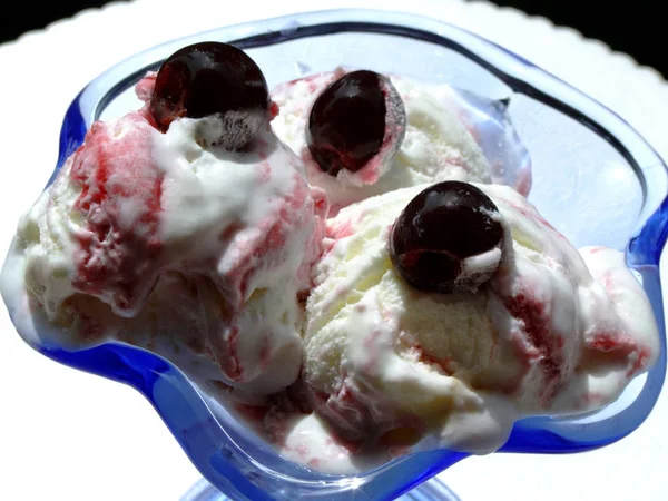 Ванильное Мороженое Вишней Сиропом — стоковое фото