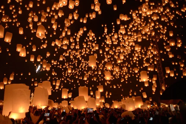 Niebo Latarnie Fajerwerki Festival Chiangmai Tajlandia Loy Krathong Peng Festival — Zdjęcie stockowe