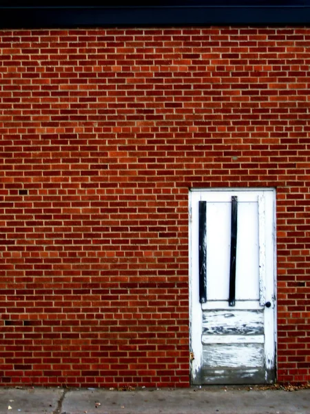 Białe Drzwi Stanie Rozpadu Ścianie Cegły — Zdjęcie stockowe