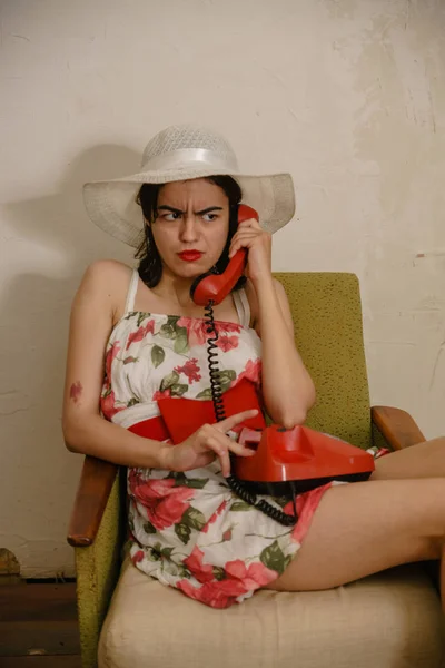 Девушка Недовольным Взглядом Звонит Кому Ретро Красному Телефону Сидя Старом — стоковое фото