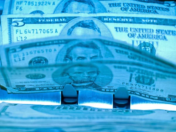 Ein Elektronischer Geldzähler Der Uns Dollar Scheine Bearbeitet — Stockfoto