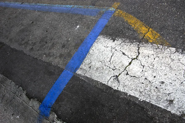 Asfalt Weg Achtergrond Met Gele Witte Blauwe Lijnen — Stockfoto