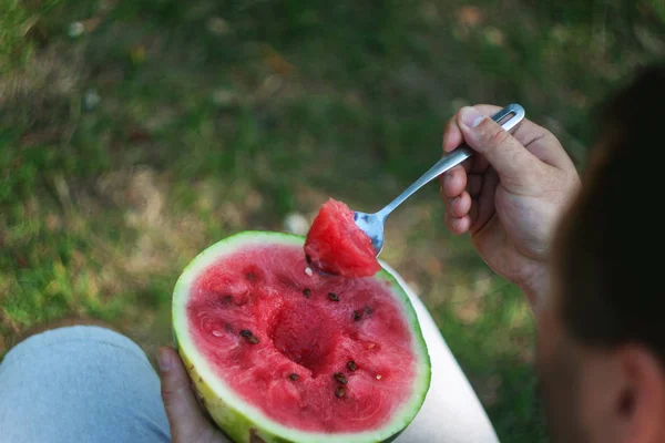 Ung Man Äter Vattenmelon Med Sked Begreppet Hälsosam Kost Och — Stockfoto