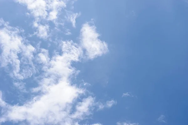 Blauwe Lucht Met Witte Cirruswolken — Stockfoto