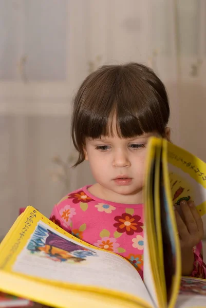 Niño Leyendo Libro Muchacha Tres Años Las Condiciones Casa — Foto de Stock