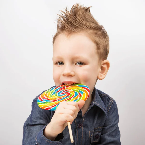 Een Jongen Een Denim Shirt Eten Lollipop Gelukkig Kind Met — Stockfoto