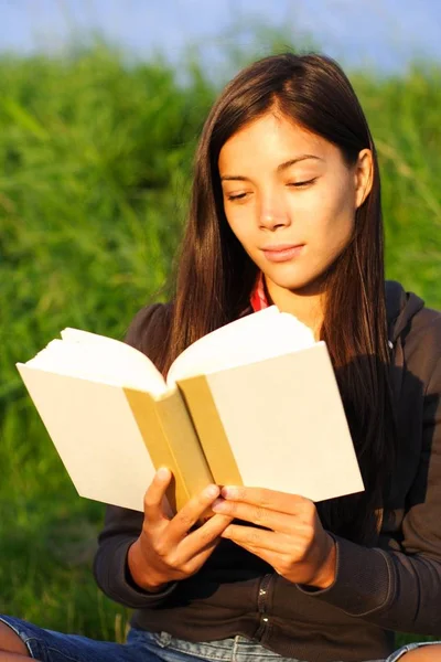Femme Étudiant Livre Lecture Dans Lumière Chaude Soir — Photo