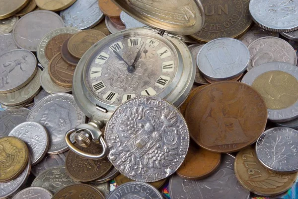 Münzen Und Alte Armbanduhren Geld Der Verschiedenen Länder Und Zeiten — Stockfoto