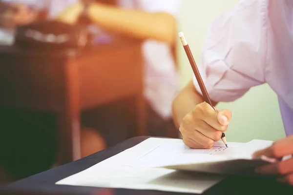 Close Hands Studenten Mädchen Prüfungen Prüfungen Prüfungen Prüfungen Klassenzimmer Letzten — Stockfoto