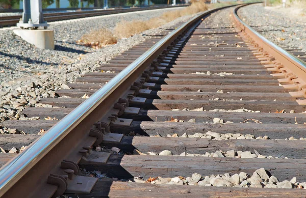 Uzaklarda Kaybolan Kavisli Tren Yolu Yakın Çekim — Stok fotoğraf