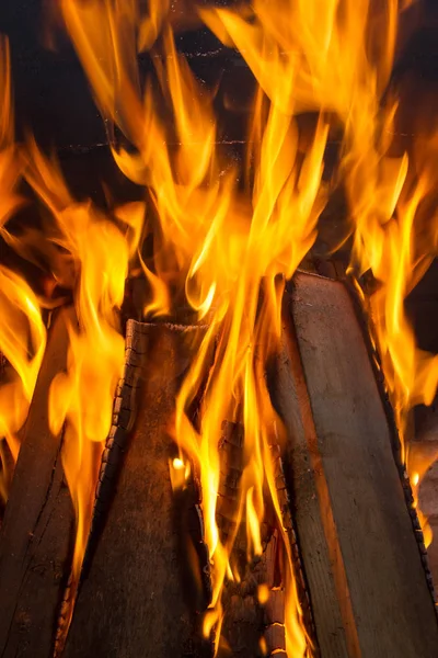 暖炉の薪を燃やすフォト — ストック写真