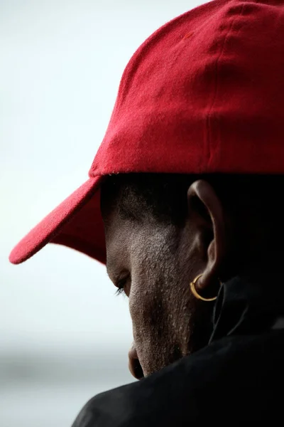 Vista Cabeça Homem Cor Preta Com Chapéu Vermelho Brinco — Fotografia de Stock
