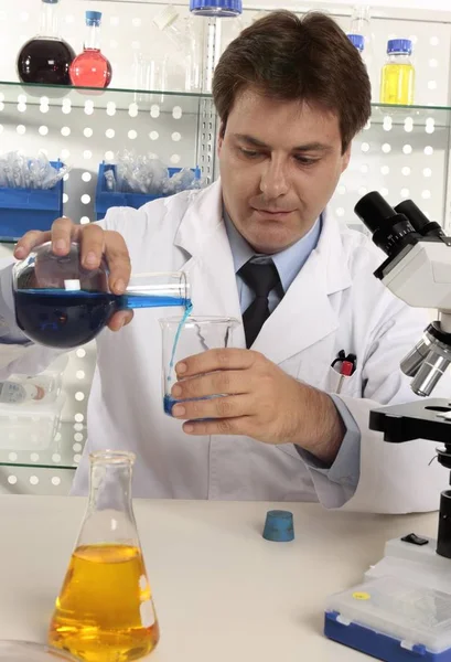 Científico Midiendo Líquidos Laboratorio — Foto de Stock