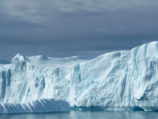 Частина Великого Айсберга Біля Берегів Гренландії Більше Схожий Обличчя Скелі — стокове фото
