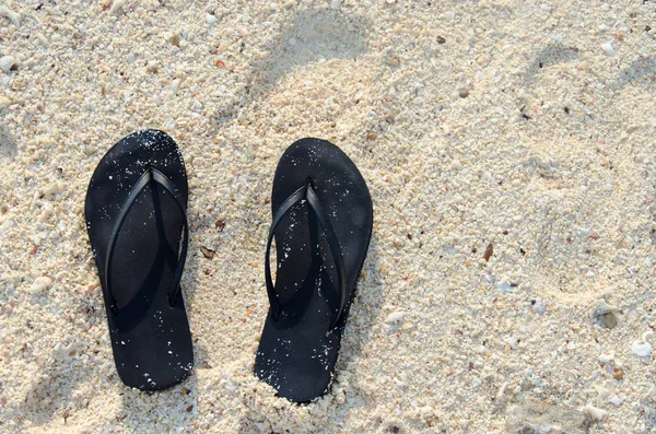 Μαύρες Παντόφλες Τροπική Παραλία Στις Διακοπές — Φωτογραφία Αρχείου