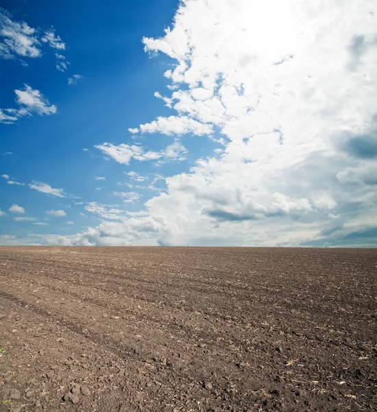 Campo Arado Negro Bajo Cielo Azul Nublado — Foto de Stock