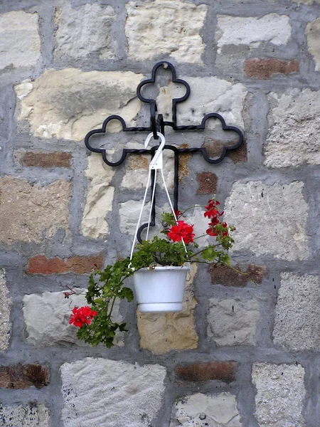 Detail Aus Der Orthodoxen Kirche Kreuz Und Blumen Topf — Stockfoto