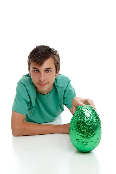 Pojke Som Innehar Stor Grön Folie Insvept Choklad Påskägg Vit — Stockfoto