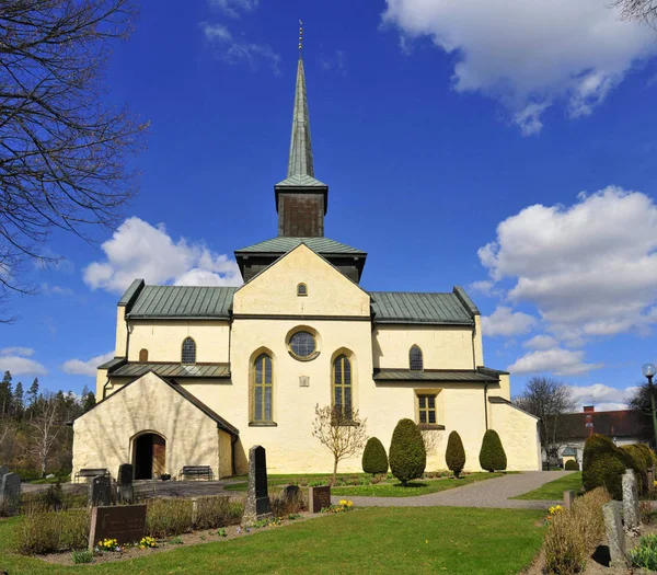 Smuk Svensk Kirke Med Perfekt Blå Himmel Hvide Skyer - Stock-foto