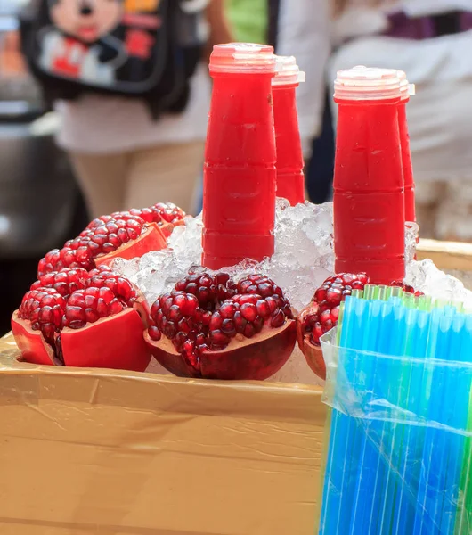 Granaatappel Met Granaatappelsap Een Fles Ijs — Stockfoto