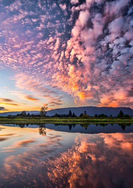 Reflexão Nuvens Rosa Dramáticas Água — Fotografia de Stock