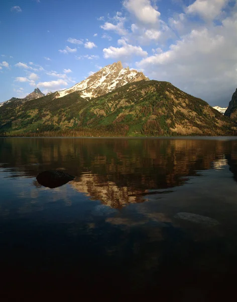 Pemandangan Indah Dengan Danau Dan Pegunungan — Stok Foto