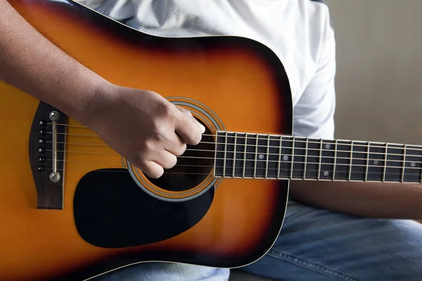 Close Vista Mão Direita Dedilhando Uma Guitarra Acústica — Fotografia de Stock