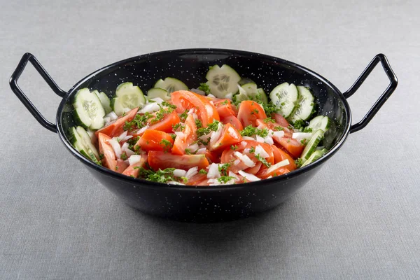 Dilimlenmiş Kırmızı Domates Salatalık Bir Yuvarlak Metal Kapta Soğan Ile — Stok fotoğraf