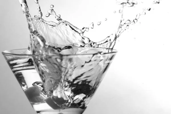 Copo Martini Com Respingo Água — Fotografia de Stock
