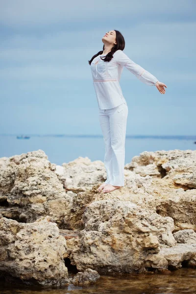 Junge Frau Ruht Sich Strand Meeresnähe Aus — Stockfoto