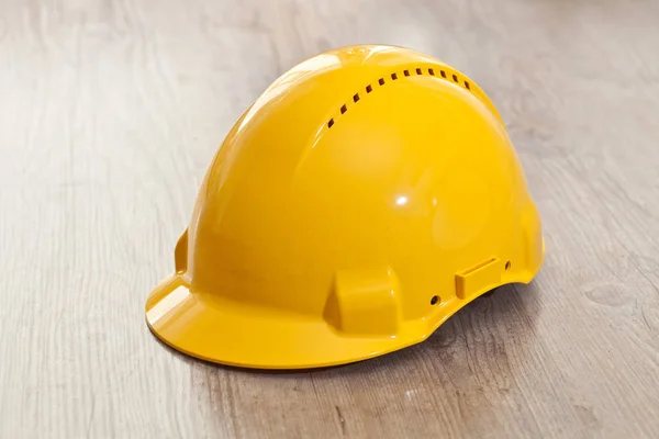 Žlutá Čepice Pro Tesařské Práce Pro Bezpečnost Pracovišti — Stock fotografie